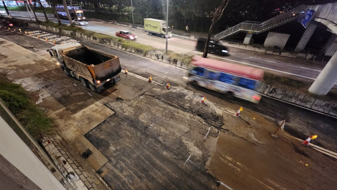 運輸署於上午03時05分宣佈，荔枝⾓道(往旺⾓⽅向)近蝴蝶⾕道的全線現已解封。黃文威攝