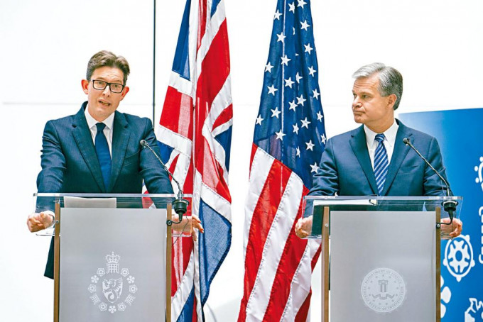 英国「军情五处」和美国联邦调查局首长举行联合演说。