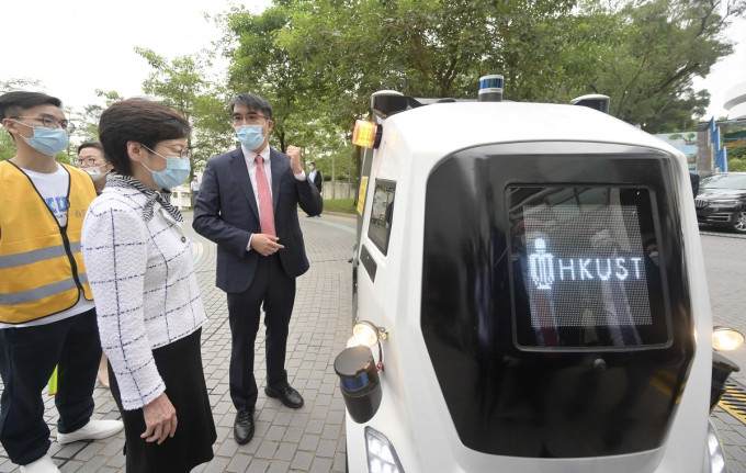 林郑月娥（左二）观看无人驾驶快递物流车示范。政府新闻处