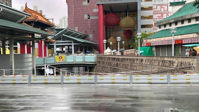 房署员工已采取新措施，在黄大仙庙宇广场百步梯位置加设挡水板，减低出现水浸的机会。何永贤FB