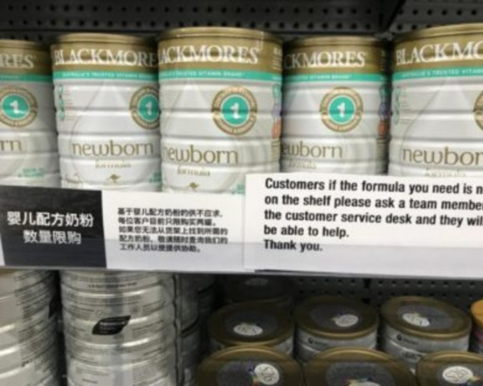澳洲超市早前有簡體中文告示，限制購買罐裝奶粉數量。網圖