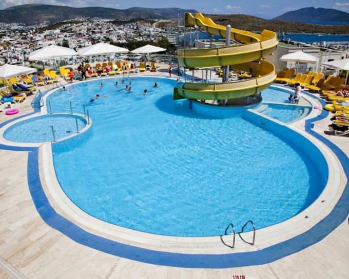 Sunhill Hotel度假酒店游泳池。网图