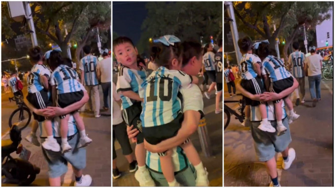 一男子背兩小童去觀看阿根廷的比賽。