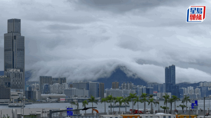 天文台指今日多云雷暴有骤雨，强阵风续吹袭香港。资料图片