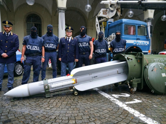 意大利反恐特警展示搜出的空对空导弹，相信疑犯计划出售。AP