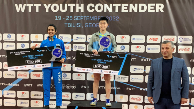江芷林(中)在格鲁吉亚青少年赛U19组别称后。 香港乒乓总会图片