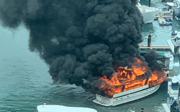 鸭脷洲有游艇起火，浓烟直冲上天。 南区之友，岛隅之情FB图