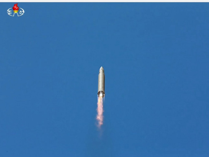 北韩28日晚试射一枚型号不详的导弹。网图