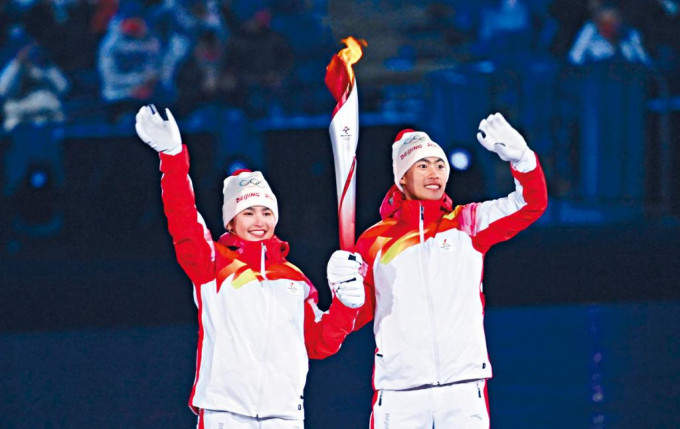 迪妮格爾（左）和趙嘉文擔任北京冬奧開幕式主火炬手。