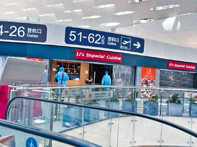 ■深圳机场的店铺全部关闭，有防疫人员进行清洁。
