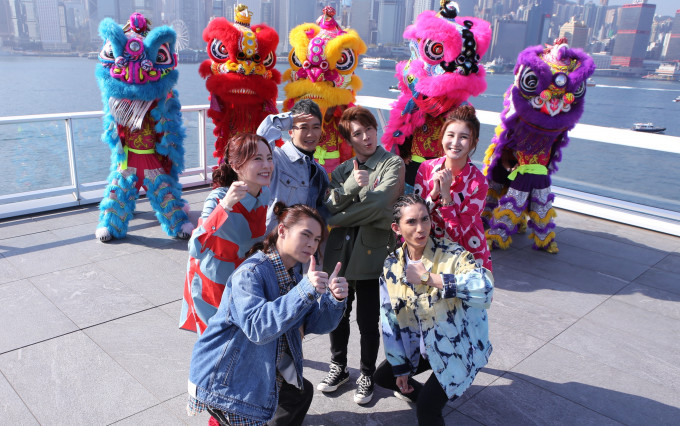 《囝囝女女730》一众主持与金龙醒狮拍MV。