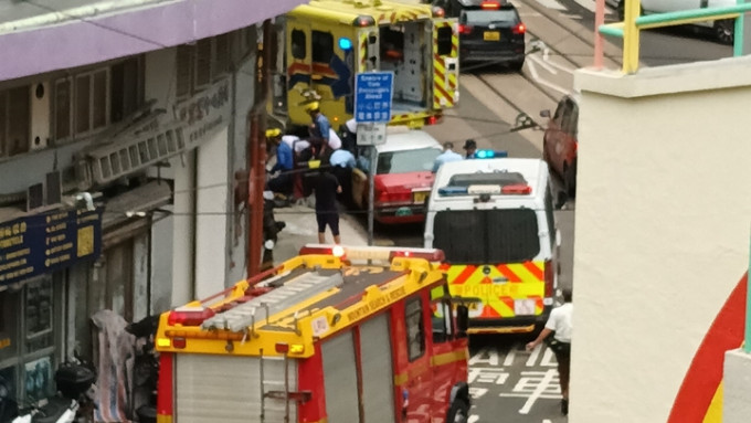 救护员将晕倒的的士司机送院。网上图片