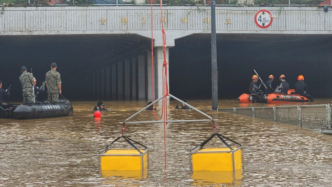 清州市一條地下行車隧道被洪水淹沒。美聯社