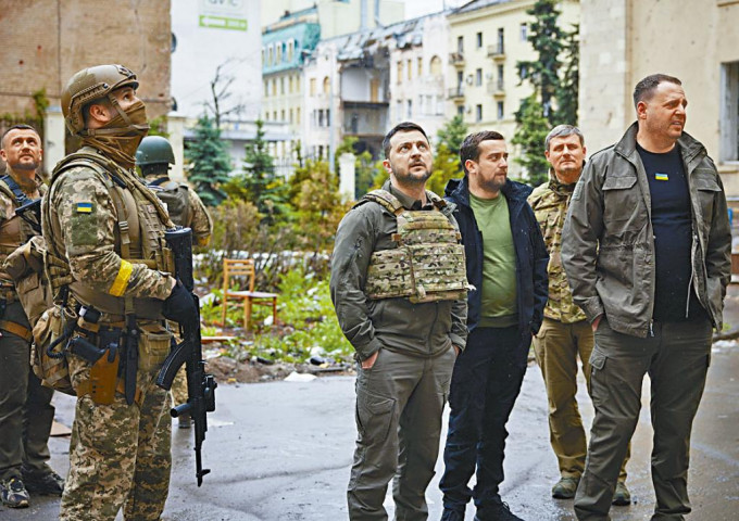 乌总统泽连斯基在哈尔科夫察看受损的建筑物。