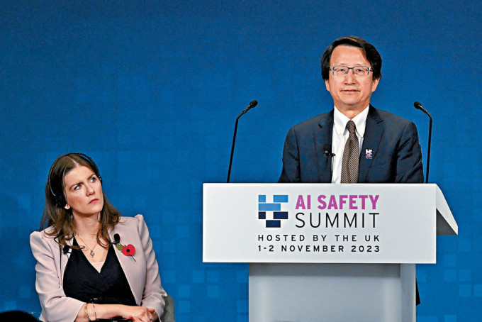 中国科技部副部长吴朝晖昨日在英国举行的全球AI峰会上发言。旁为英国科技大臣唐萃兰。
