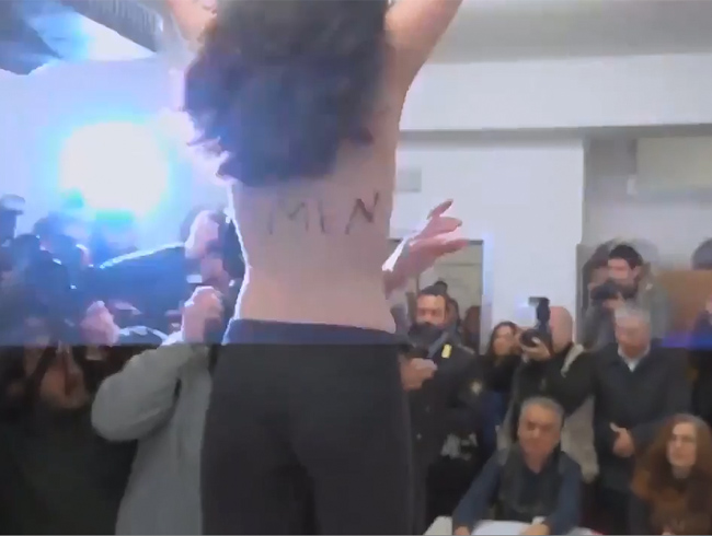 贝卢斯科尼到票站投票时，一名半裸女权分子突然跳上枱，高呼「贝卢斯科尼，你已经无时间」。 网图