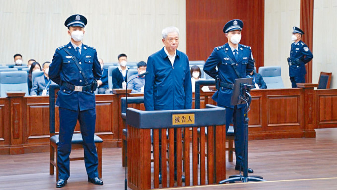国安部前高官刘彦平满头白发受审。