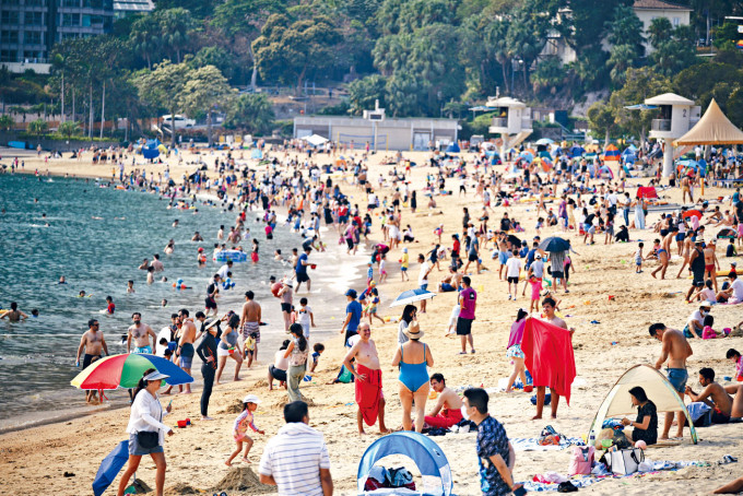 ■沙滩及泳池昨起有条件重开，不少市民赶往消暑。