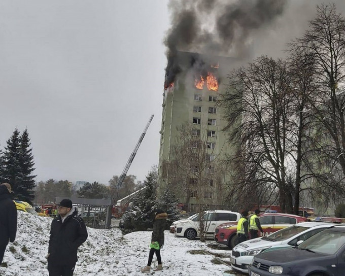 气体爆炸引发大火，造成最少5人死亡。AP