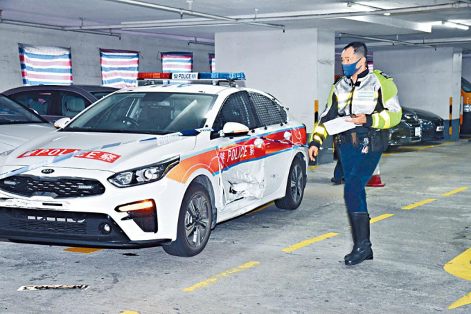 警车遭逃脱私家车开倒车撞凹左边车身。