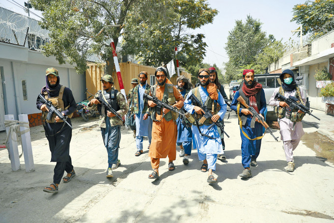 喀布爾北部阿克巴爾汗區，周三有塔利班戰士巡邏。