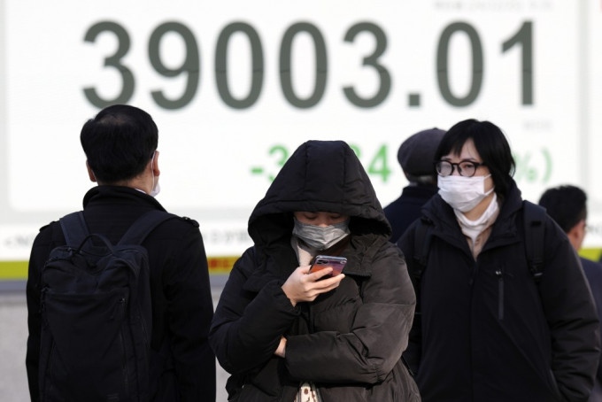 東京相隔6年發流感警報，街上行人都戴上口罩。美聯社