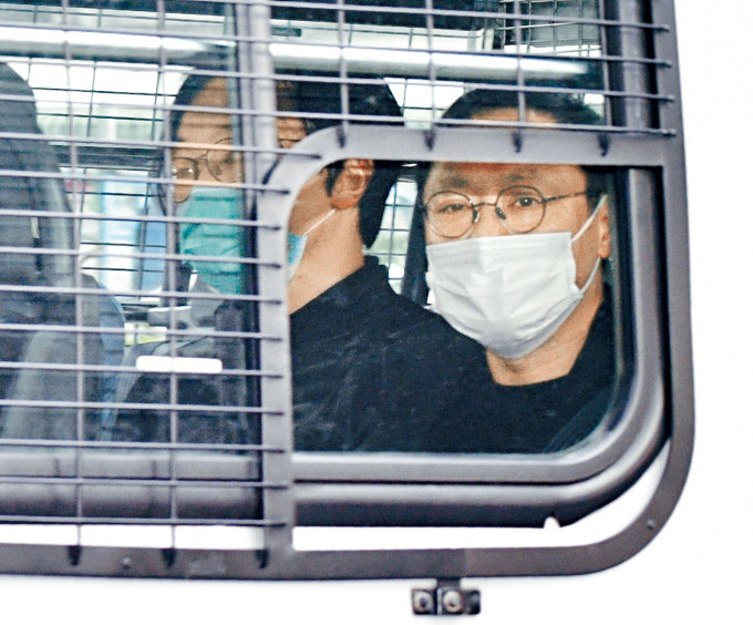 通宵扣查的涉案被告林景楠（左）和戴耀廷（右）由警車解往法院。