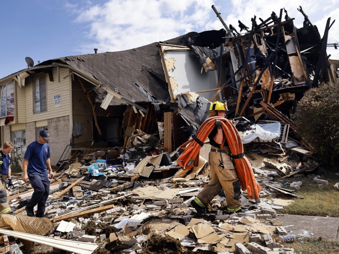 德州公寓疑漏煤气爆炸，建筑物至少一半坍塌。AP图片