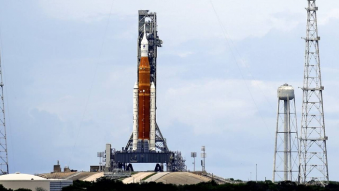 美國登月火箭引擎故障 ，NASA最後一刻叫停發射 。