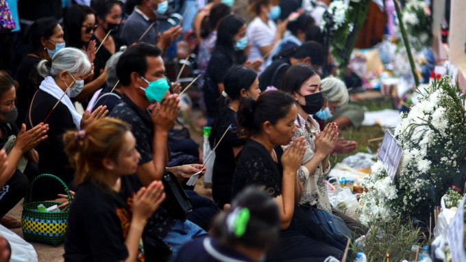 大批死伤者家属在宗教仪式上祈祷拜祭死者。路透社图片