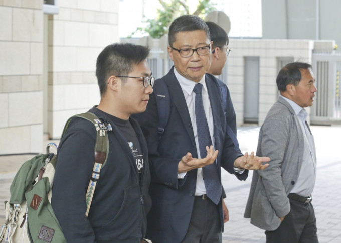 陳健民（左二）在內共9名被告被控公眾妨擾罪。旁為涉案被告黃浩銘。黃賢創攝