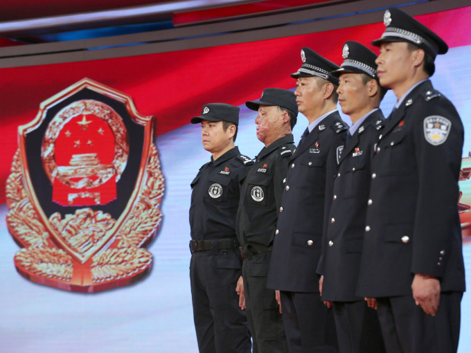 公安部稱，為與以習近平同志為核心的黨中央保持高度一致，故修訂誓詞。新華社資料圖片