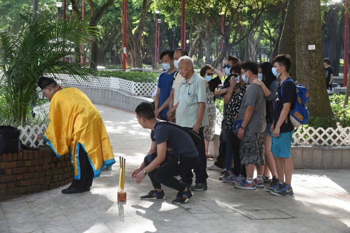 芷琦的家属今午重返蝴蝶湾泳滩对开公园路祭。徐裕民摄