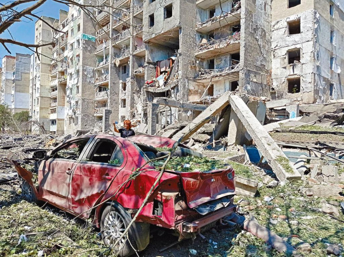 敖德萨附近谢尔吉伊夫卡镇住宅大厦遭导弹击中。