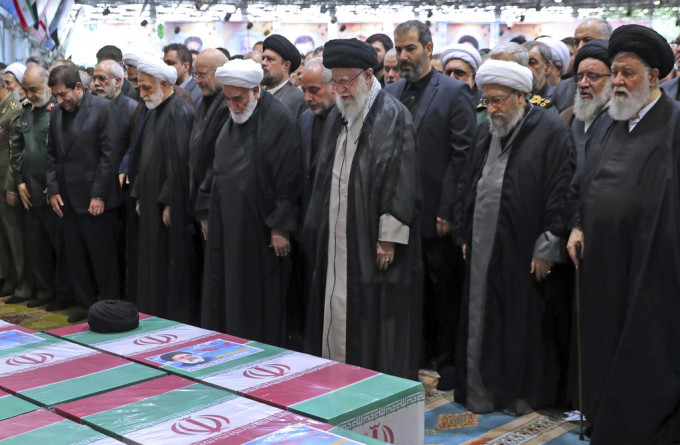 伊朗最高领袖哈梅内伊主持祈祷活动。美联社