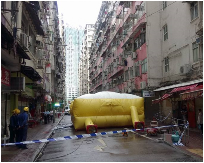 消防到场展开气垫戒备。香港突发事故报料区 fb 图片