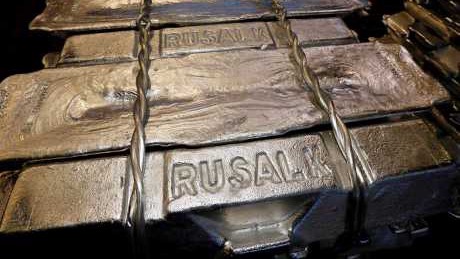 俄铝（RUSAL） Krasnoyarsk铝冶鍊厂铸造车间存放的铝锭。 路透社