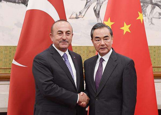王毅应约与土耳其外长查武什奥卢通电话。