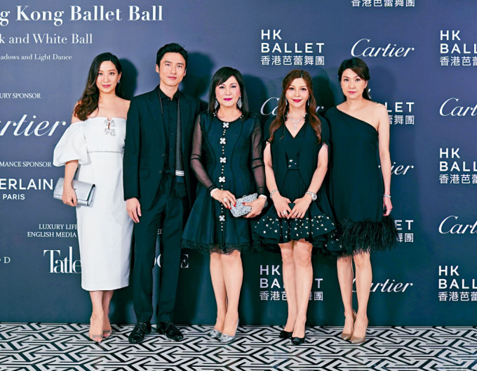 （左起）汪圆圆、蔡加赞、蔡李惠莉、蔡加敏、蔡加怡一家盛装出席晚会。