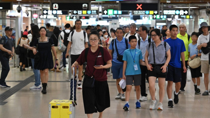 大批港人經羅湖口岸回港。