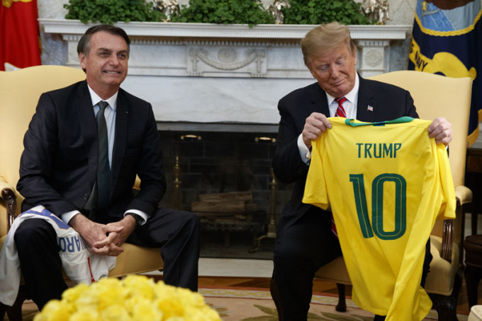 美国总统特朗普跟到访的巴西总统博索纳罗会面，两人又互相送赠印有对方名字的球衣。AP