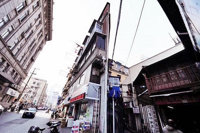 上海「紙片樓」最近成為打卡熱點。