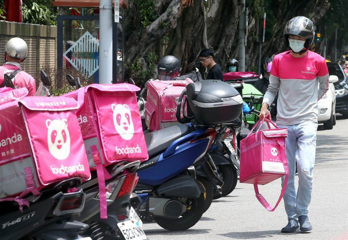 台湾的外卖员疫情下担当送餐重任。网上图片