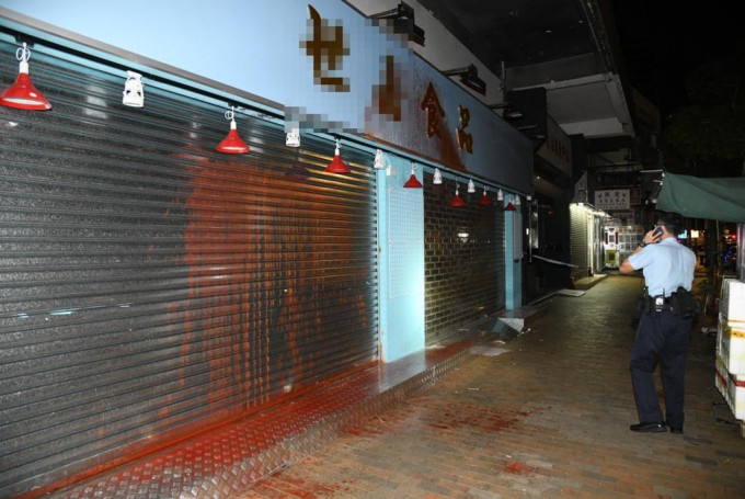 店铺被歹徒淋泼漆油刑毁，警员到场调查。李家杰摄