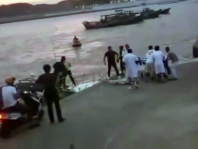 海边拍摄婚纱照新娘被海浪卷走，事故已致2人死亡1人失踪。(网图)