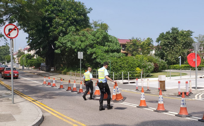 警方為避免再有司機在意外現場違規右轉，派出兩名交通警在現場放置雪糕筒。