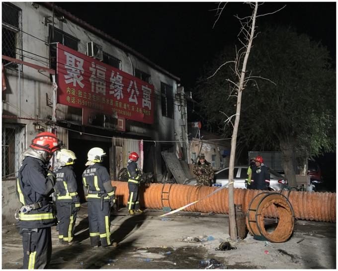 消防派出14個中隊34部消防車趕赴現場開展滅火工作。新華社