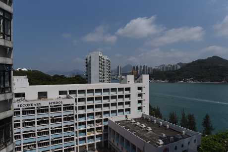 这是杏花邨30座高层1室，可望岭南学校及眺望鲤鱼门一带海景。