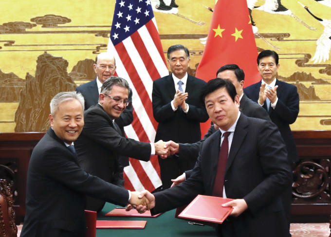 中美企业家签署19项商业合作协议。