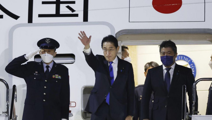 岸田文雄周日晚在羽田机场准备出发访问G7五国。 美联社